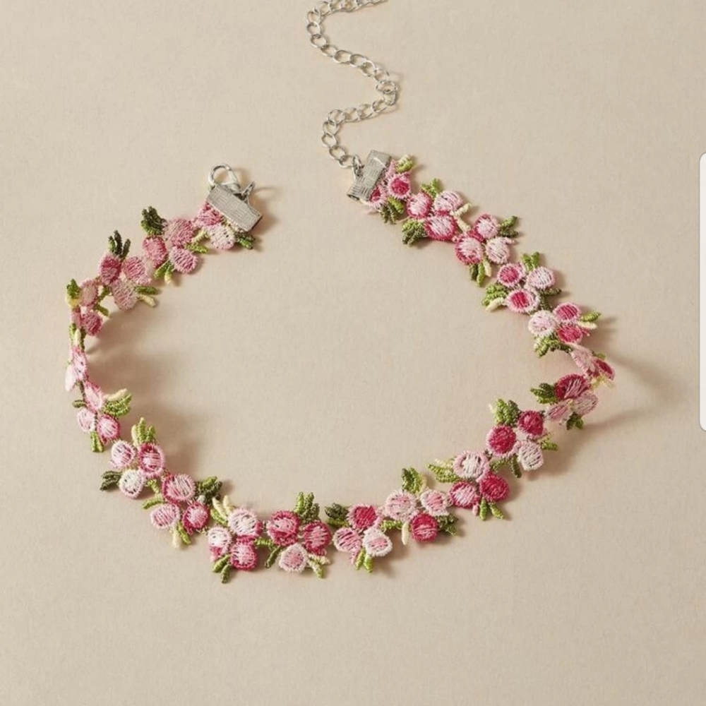 *Leilani* Embroidered Flower Choker - Picture 3 of 4